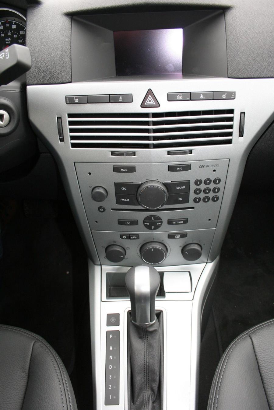 Детали интерьера Saturn Astra XR 5-Door 2008 года  (фото 43 из 47)